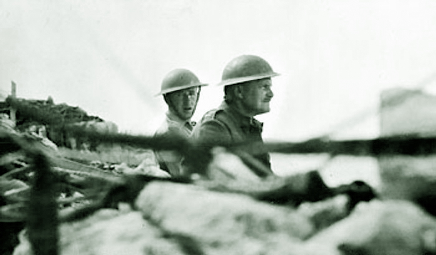 Lieutenant_General_Freyberg_gazes_over_the_parapet-1
